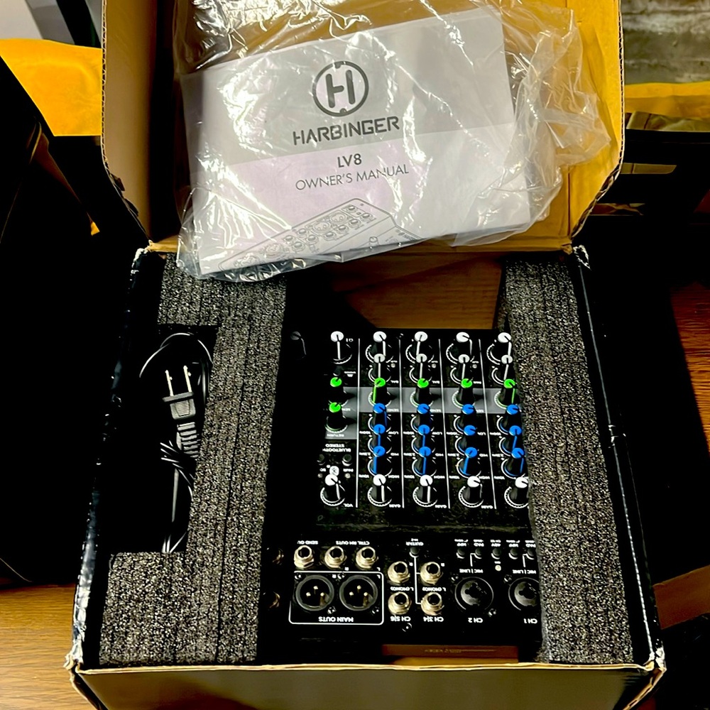 Harbinger LVL series 8-channel mixer